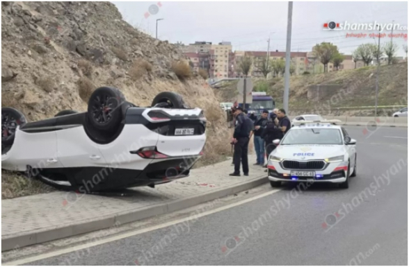 Երևանում «Kia Sportage»-ն բախվել բազալտե եզրաքարին, գլխիվայր շրջվել. վարորդն ու անչափահաս ուղևորը տեղափոխվել են հիվանդանոց